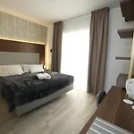 8room Hotel 3*