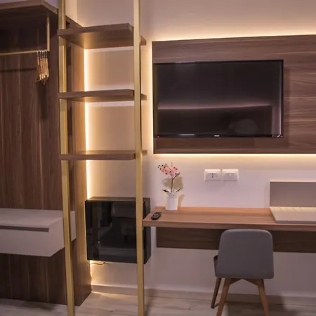 8room ホテル 4*