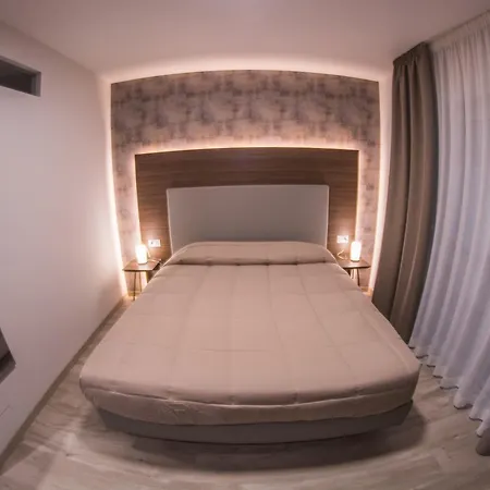 8room 3* Catania