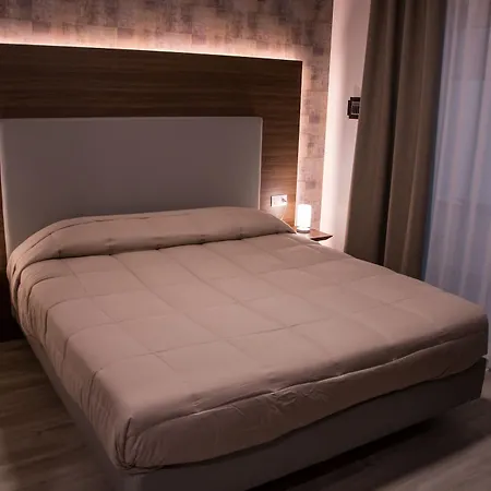 8room Hotell 4*