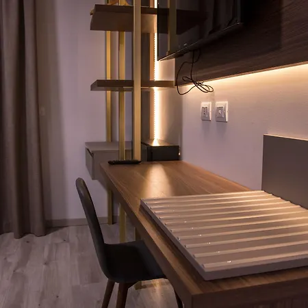 8room Hotell
