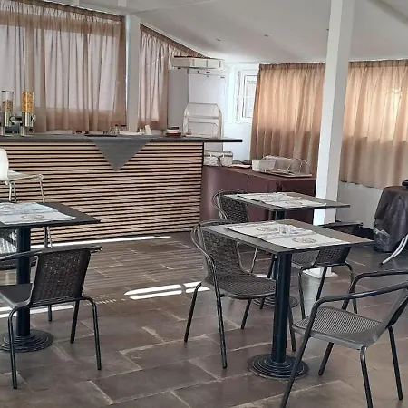 8room Hotell