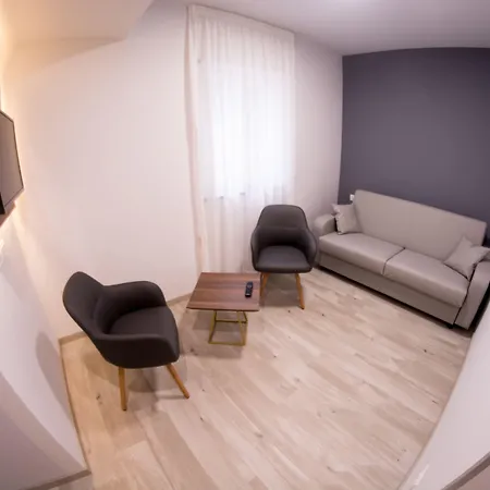 8room Hotel 3*