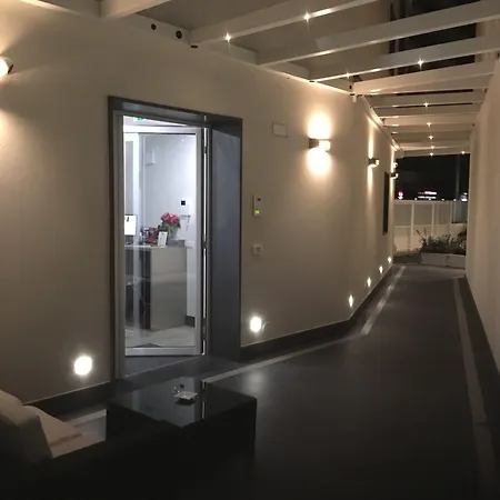 8room Hotel 3*