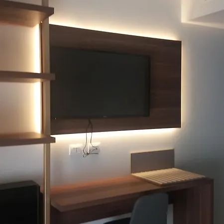 8room Hotel 3*