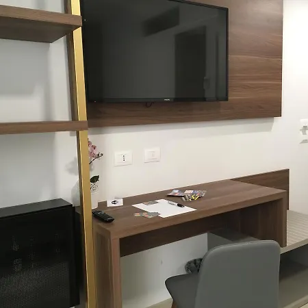 8room Hotell 4*