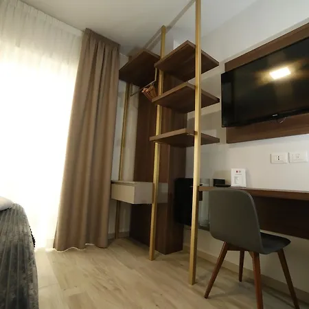 8room Hotell