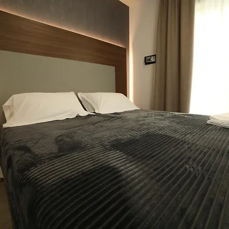 8room Hotell