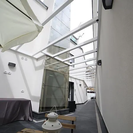 8room Hotell CTA
