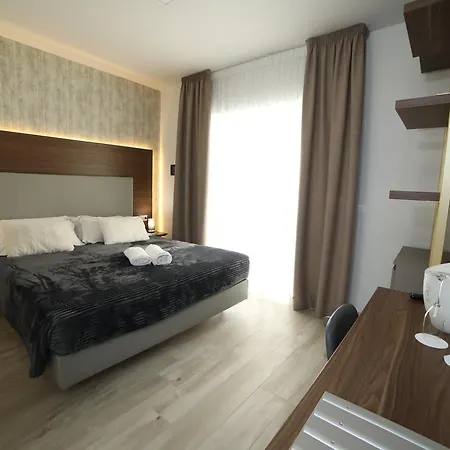 8room Hotell 4*